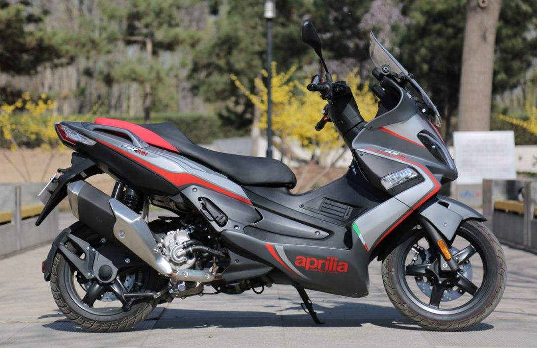 他悄悄溜进她的私信里 产品图片