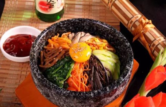 他悄悄溜进她的私信里